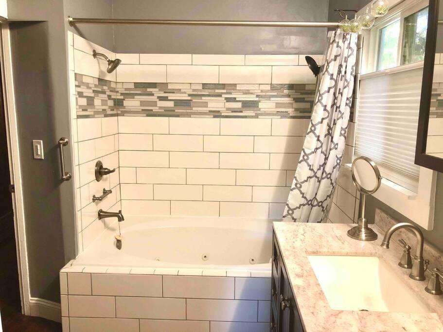 Smart Spacious Artsy Home Near Midtown Sacramento Bagian luar foto