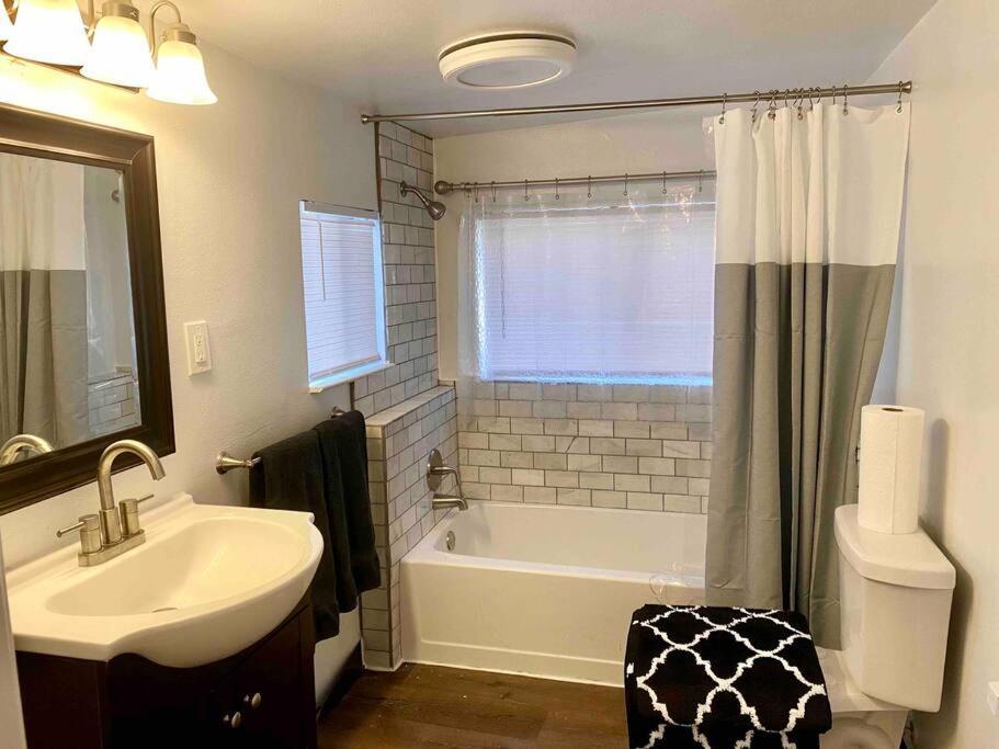 Smart Spacious Artsy Home Near Midtown Sacramento Bagian luar foto